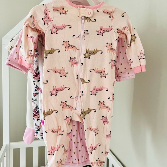 Baby Girl Clothes Lot Newborn 0 - 6 Months Pajama Bodysuit Onesies Footsies - Picture 4 of 16